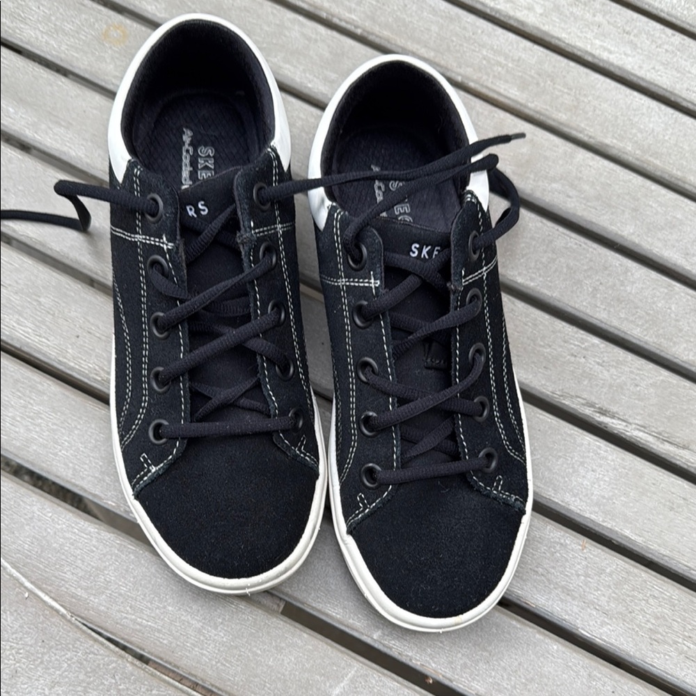 Skechers Black Sneakers with Streamlined Design